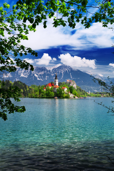 在布莱德湖的风景。春季或夏季在斯洛文尼