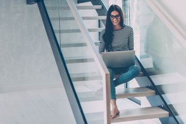 在筆記本電腦上工作的女子