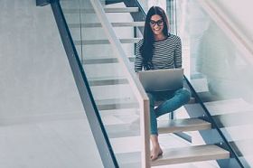 在笔记本电脑上工作的女子