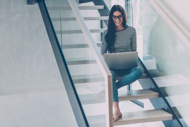 在笔记本电脑上工作的女子