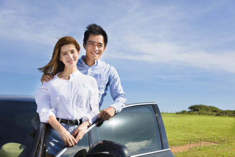 對(duì)年輕的夫婦站附近的汽車(chē)和享受暑假
