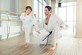 年轻、 漂亮、 成功多伦理孩子在空手道的位置