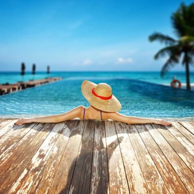 女人放松在游泳池图片