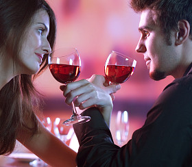 在餐厅情侣约会照片