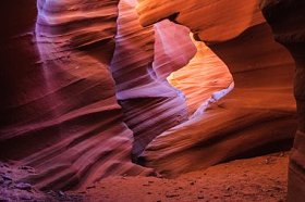 多彩的砂岩墙的上部和更低的羚羊峡谷附近的页，亚利桑那州