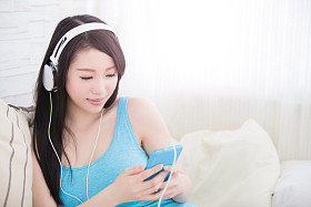 女人享受音乐图片