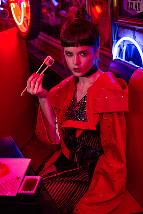 女孩在霓虹灯酒吧玩得开心