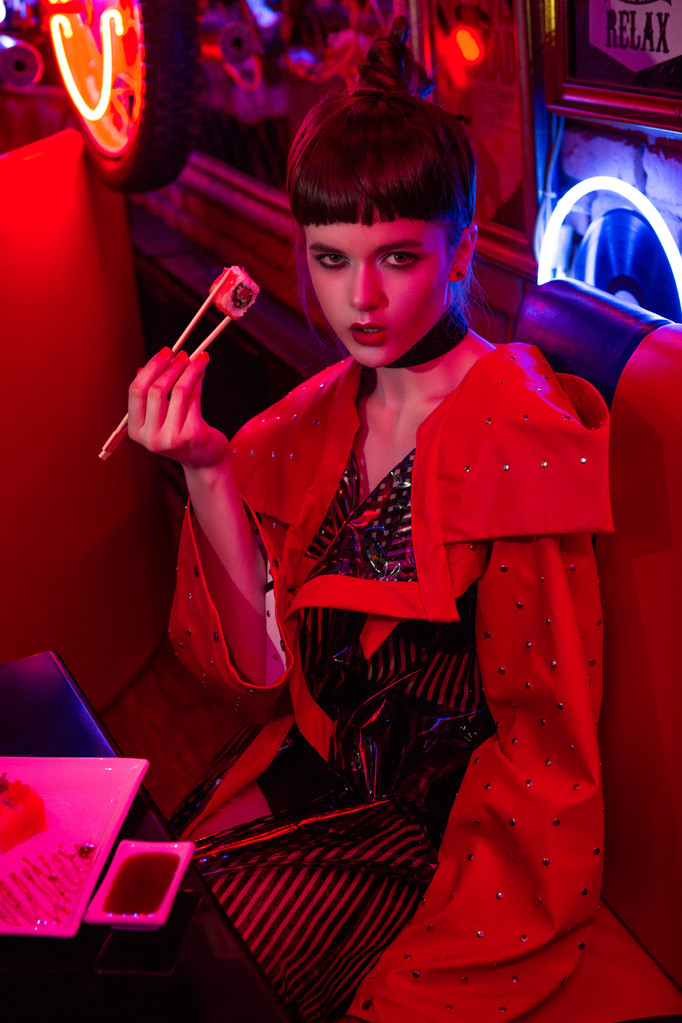 女孩在霓虹灯酒吧玩得开心