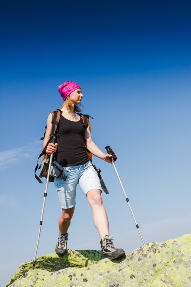 在顶部用背包徒步旅行者
