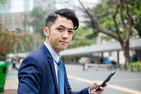 商务套装的年轻亚洲商人图片