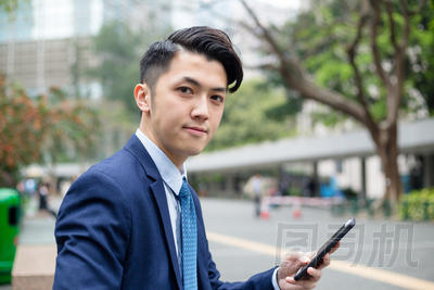 商務(wù)套裝的年輕亞洲商人圖片
