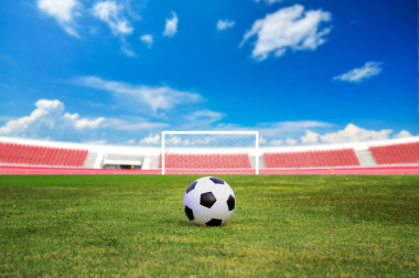 足球場(chǎng)上有藍(lán)藍(lán)的天空背景圖片