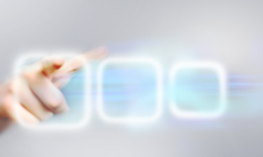 人類的手按下按鈕。選擇概念圖片