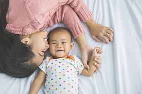母亲铺设 withbaby