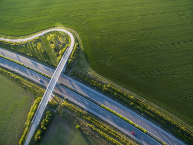 在汽車領(lǐng)域的公路上它的鳥瞰圖