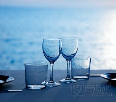 玻璃盤子杯子和眼鏡的藍色的大海