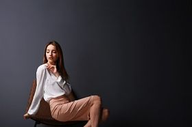 美丽的年轻女子坐在图片