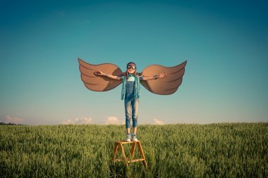 在夏田在戶外玩耍的孩子圖片