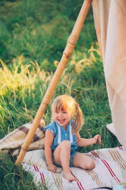 可爱的小女孩，很开心图片