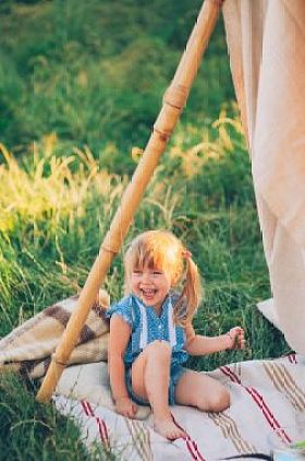 可爱的小女孩，很开心图片