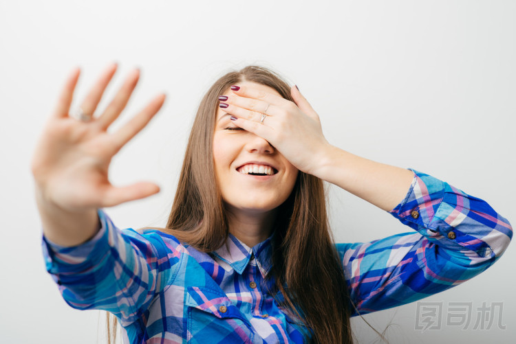 覆蓋她的臉的女人照片