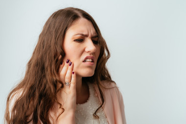 女人有牙齿疼痛照片