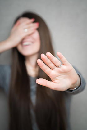 覆盖她的脸的女人