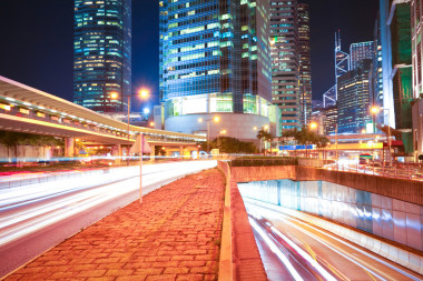 道路隧道拖光在现代城市建筑i背景