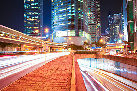 道路隧道拖光在现代城市建筑i背景