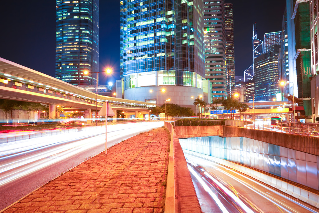 道路隧道拖光在现代城市建筑i背景
