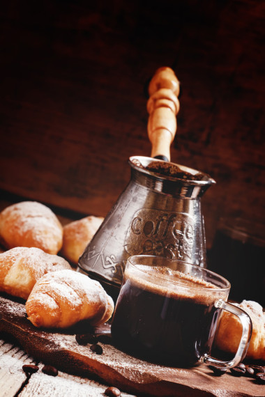 玻璃杯中的黑咖啡照片