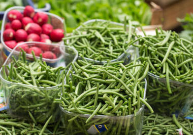 農(nóng)民農(nóng)業(yè)市場(chǎng)上新鮮的綠豆圖片