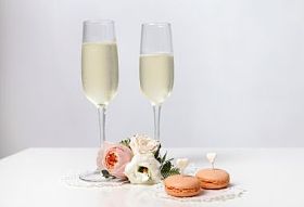 两个眼镜的香槟