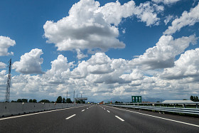 道路与蓝蓝的天空图片