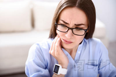 生病的婦人有牙痛照片