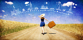 在国家道路梦旅行手提箱的寂寞女孩