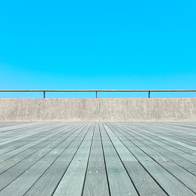 阳台、 木栈道地板、 混凝土护栏、 蓝蓝的天空。底部视图