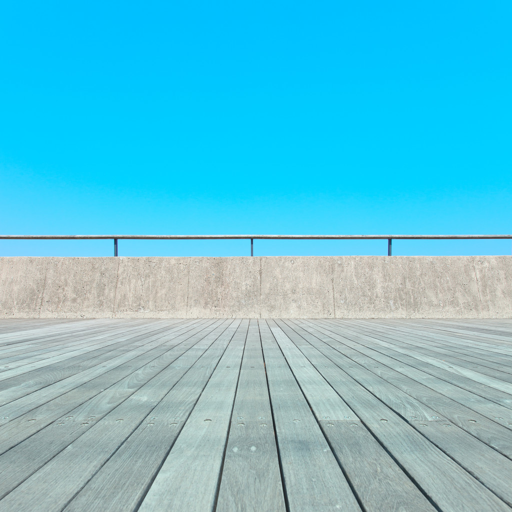 阳台、 木栈道地板、 混凝土护栏、 蓝蓝的天空。底部视图