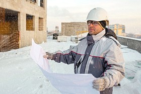在冬季施工现场土建工程师图片