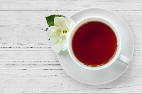 喝杯茶与玫瑰顶视图图片