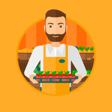 超市工作人员与装满苹果的箱子