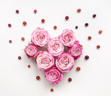 心符號由玫瑰和白色背景上的葉子