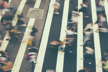 繁忙的都市人對(duì)斑馬線街頭圖片