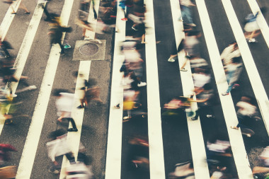 繁忙的都市人对斑马线街头图片