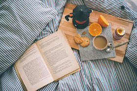 木制的桌子上的早餐图片