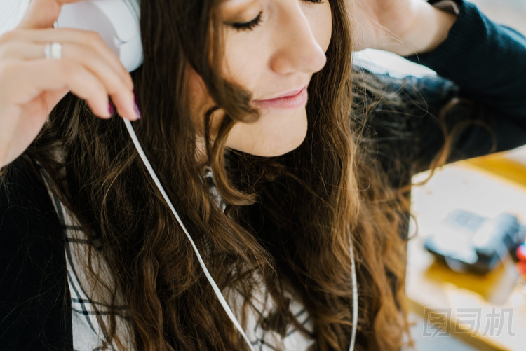 聽音樂的女孩圖片