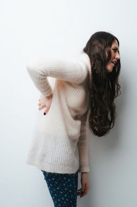 背痛的女人图片