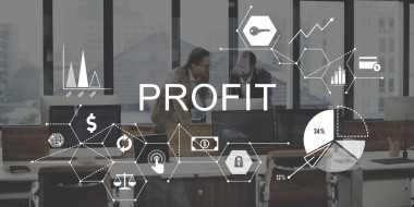 利潤和同事討論