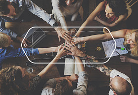 业务团队在一起手牵手图片