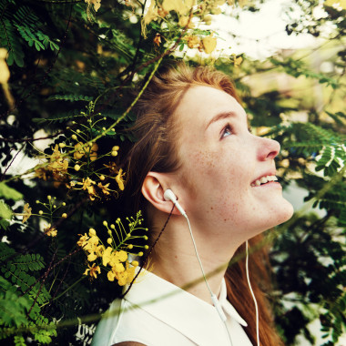 女人聽音樂圖片